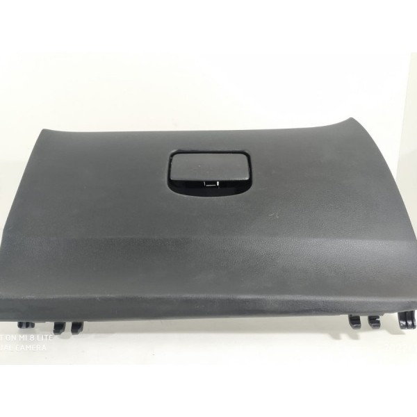 Tampa Porta Luvas Nissan Versa 2014/2020 Detalhe