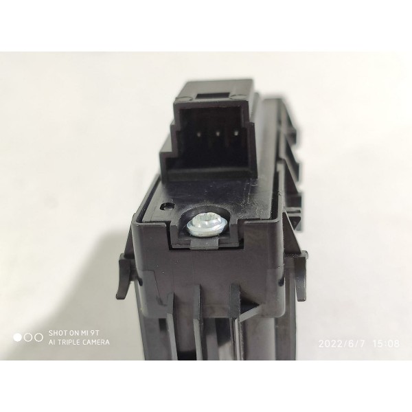 Botao Trava Porta Dianteira Direita Merced C180 2011 Detalhe