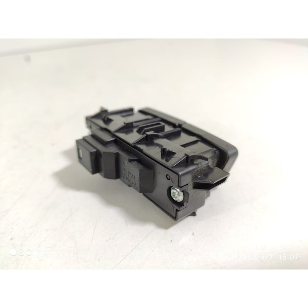 Botao Trava Porta Dianteira Direita Merced C180 2011 Detalhe