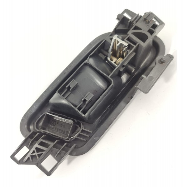 Macaneta Interna Amarok Esq Tras/diant 2010/2023 2h0837113d Preto Dianteira/traseira