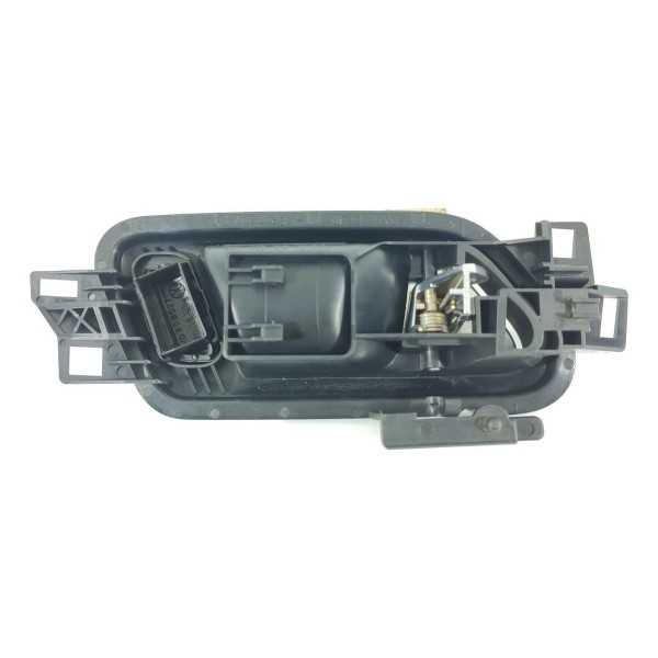 Macaneta Interna Amarok Esq Tras/diant 2010/2023 2h0837113d Preto Dianteira/traseira