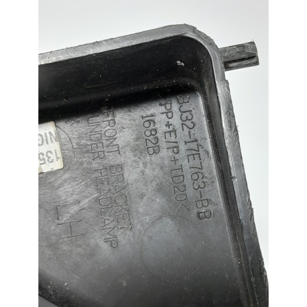 Suporte Farol Evoque Esquerdo 2011/2020 Bj3217e763bb