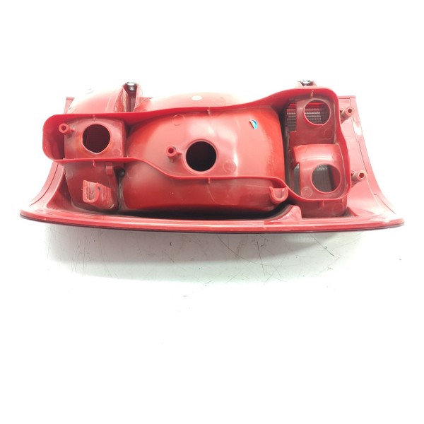 Lanterna Amarok Direita 2010/2016 Direito/passageiro Vermelho