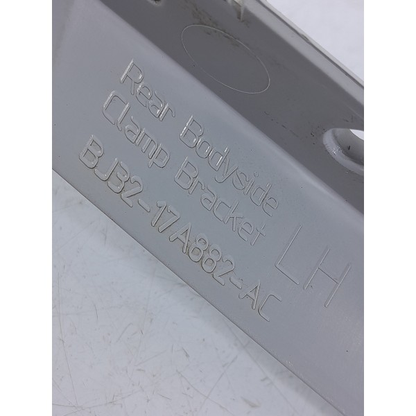 Guia Parachoque Evoque Traseiro Esq 2013/2019 Bj3217a882ac